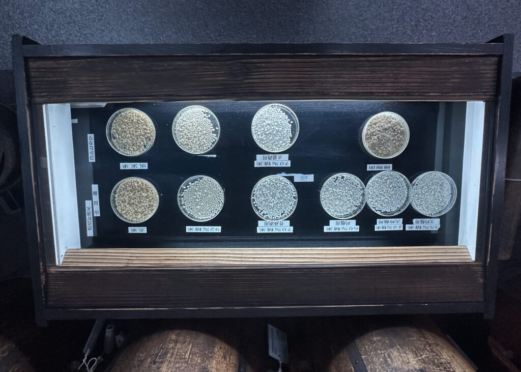 A display showing “seimaibuai” (rice polishing ratio) iand the of grain that remains after a part of the rice has been polished away.